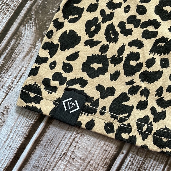 Cents of Style Roux Animal Print t-shirt tan leopard - Picture 3 of 11